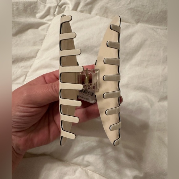 Free People Claw Clip - NWT - Picture 4 of 9
